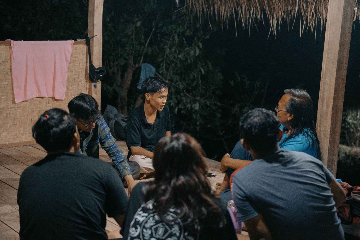 MEREFLEKSIKAN HUBUNGAN KITA DENGAN SEMESTA, DPK TEKNIK UNDIKSHA GELAR TERMINAL REFLEKSI VOL II : Kembali Ke Akar - gambar 3